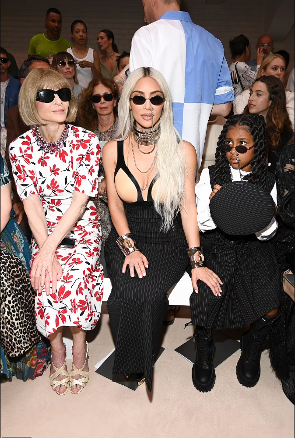 Ngày ấy khi Anna Wintour tuyên bố &quot;cấm cửa&quot; Kim trên Vogue, chắc chính bà cũng không tưởng tượng ra nhiều năm sau bà lại ngồi cạnh Kim ở hàng ghế đầu.