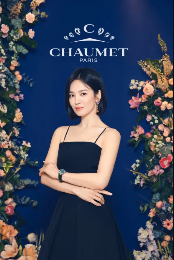 Mái tóc ngắn và thần thái thả lỏng làm cho Song Hye Kyo trông cực kỳ sang trọng.