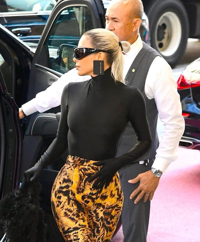 Kim đeo khuyên tai hình thẻ tín dụng của Balenciaga khoe màu tóc mới gây tranh cãi.