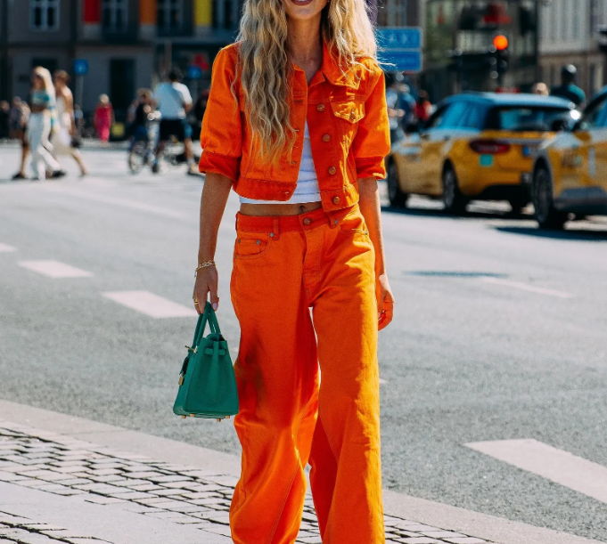 Màu cam vốn thuộc về mùa Hè nhưng Thu - Đông này nó lại là một trong những màu hot nhất.