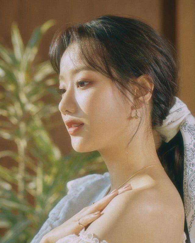 Chiếc khăn lụa mang lại cảm giác sang trọng.