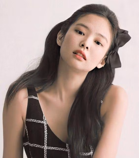 Dù to hay nhỏ thì nơ đen đều mang lại cảm giác sang trọng.