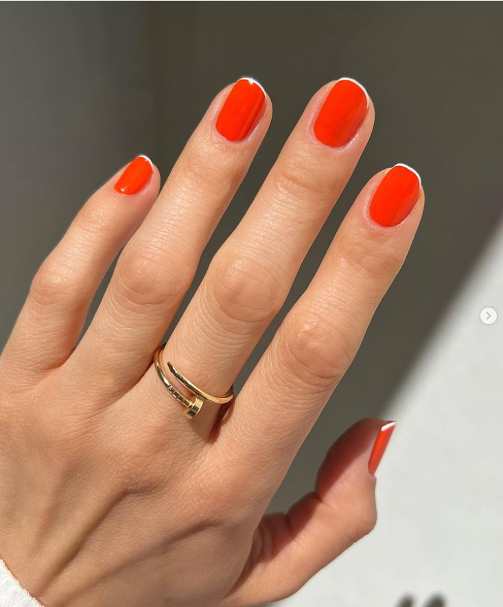 Viền trắng ở đầu móng là French manicure mới nhất đấy!