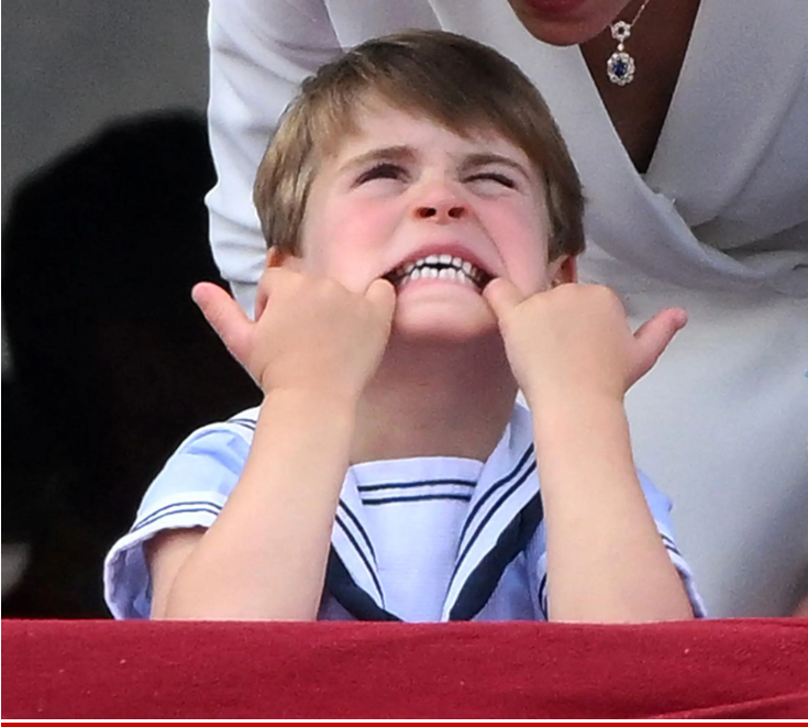 Tôi khi cố cười trong tấm hình tập thể của lớp.