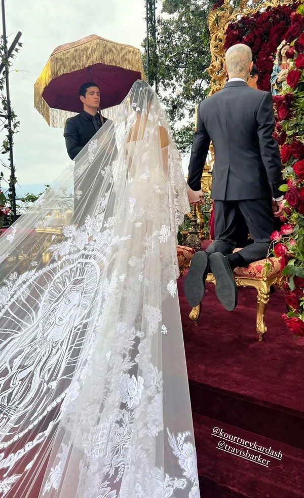 Tấm voan thêu tay bằng kỹ thuật mũi chữ thập đang viral khắp cõi mạng. Tấm voan thêu tay bằng kỹ thuật mũi chữ thập đang viral khắp cõi mạng.