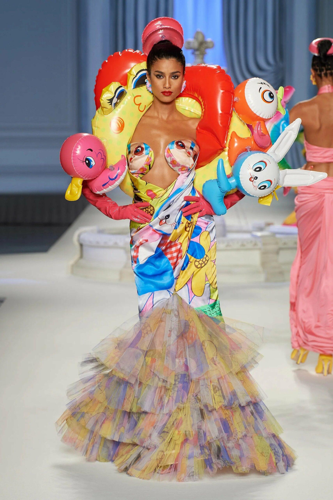 Jeremy Scott muốn gửi đến chúng ta &quot;những chiếc phao&quot; cứu tinh thần qua thời kỳ đen tối.