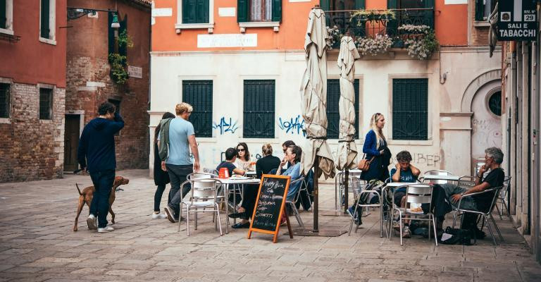 Việc ăn uống trở thành hoạt động mĩ miều và cần được đầu tư thời gian, tâm trí cho nó.