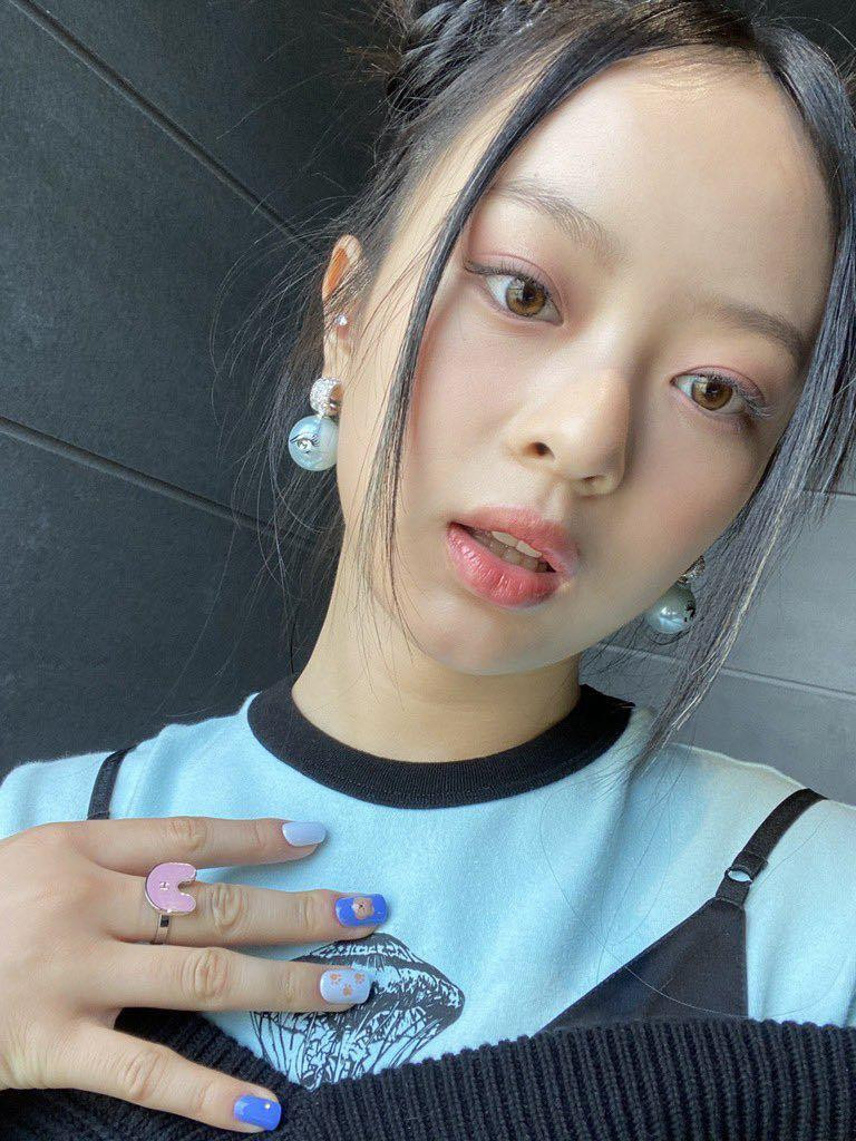 Một làn da khỏe và đôi môi son dưỡng nhẹ nhàng đã đủ khiến bạn xinh xắn.