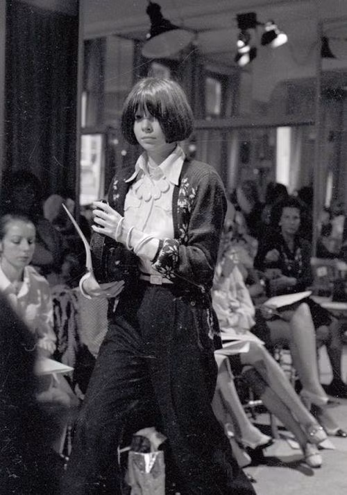 Đây là Anna Wintour khi mới vào nghề, với mái tóc sấy tiệm 3 lần/ tuần và ăn mặc như người mẫu tạp chí.