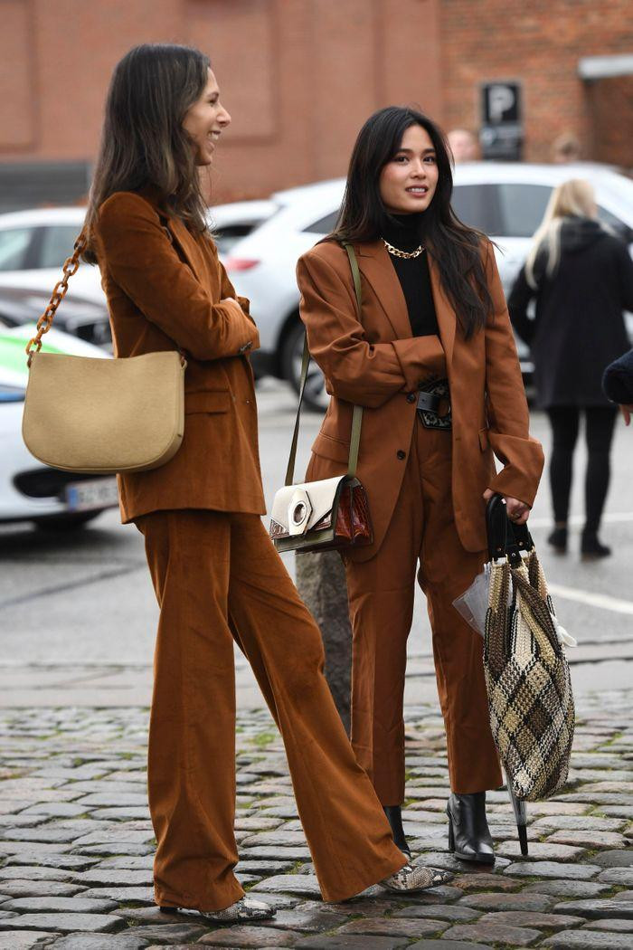 Màu nâu vốn thuộc về mùa lạnh vì sự ấm áp, nhã nhặn và luôn mang lại cảm giác yên tâm.