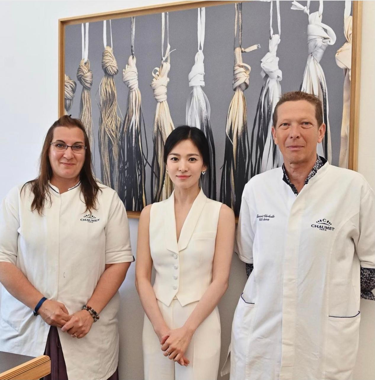 Khi diện đồ công sở, nơi môi trường mọi người xung quanh đều mặc đồng phục, Song Hye Kyo vẫn rất tinh tế khi thể hiện được gu thời trang mà không bị lạc quẻ với xung quanh. Khi diện đồ công sở, nơi môi trường mọi người xung quanh đều mặc đồng phục, Song Hye Kyo vẫn rất tinh tế khi thể hiện được gu thời trang mà không bị lạc quẻ với xung quanh.