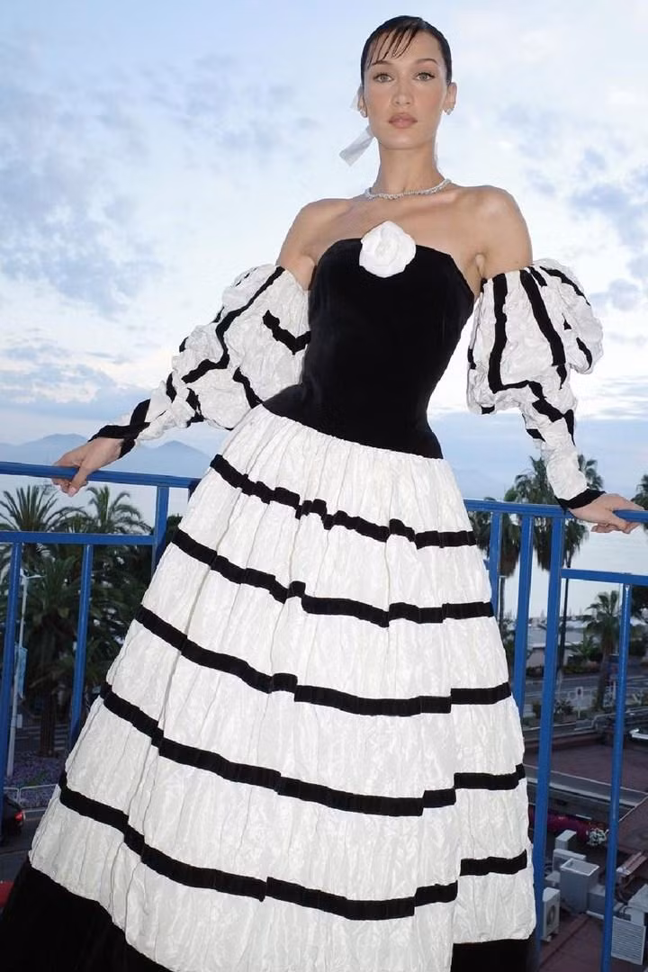 Bella Hadid chọn đầm Chanel vintage khi đi dự Liên hoan phim Cannes 2022.