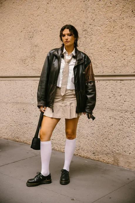 Set đồ Punk đặc trưng với cravat thắt hờ, khoác da, tất kéo cao và giày đế thô.