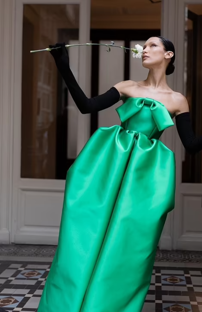 Bella Hadid đẹp đến nghẹt thở. Khán giả muốn gì được đó ở show Balenciaga!