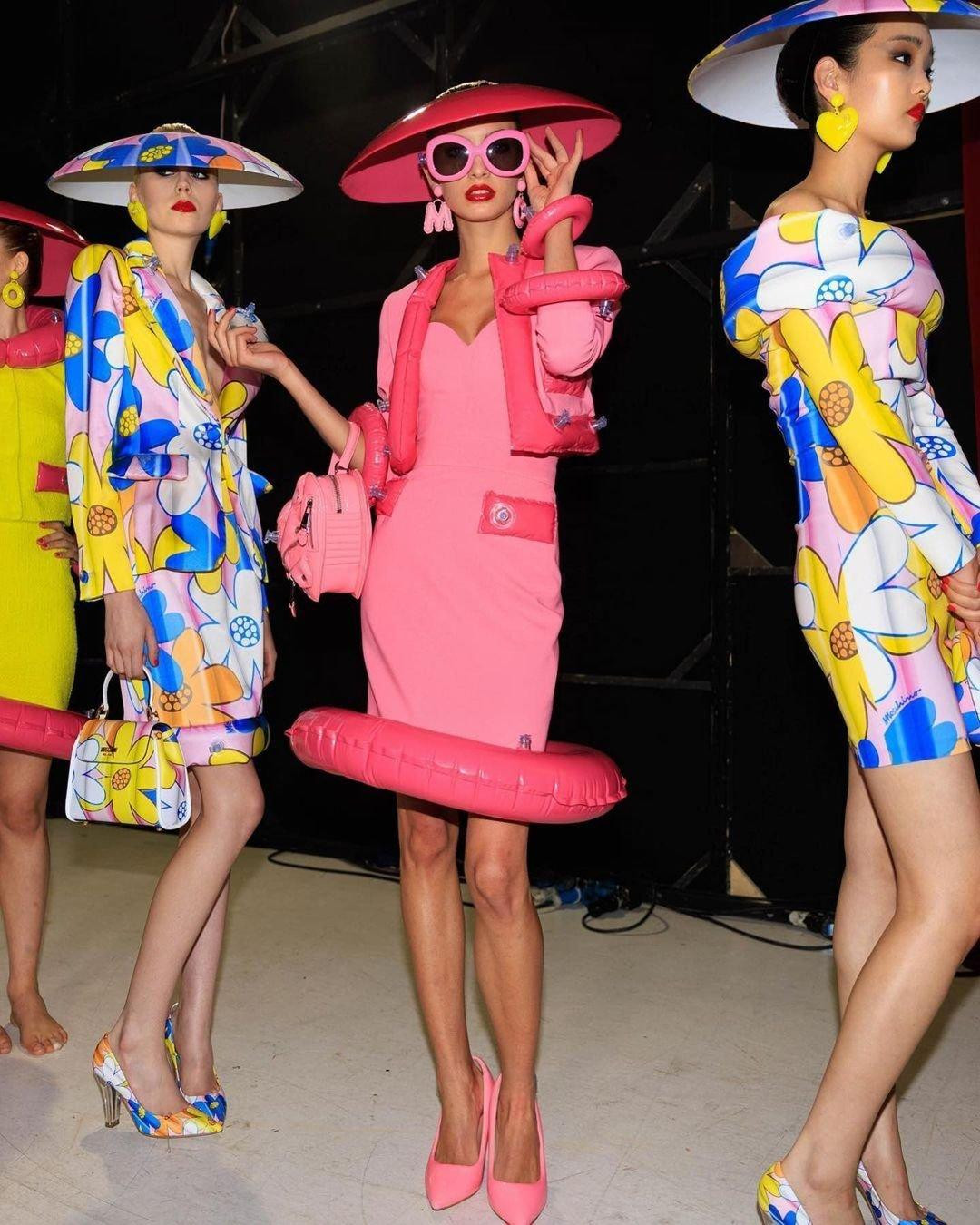 Chủ đề của bộ sưu tập Moschino năm nay chính là &quot;Lạm phát&quot; (Inflation).