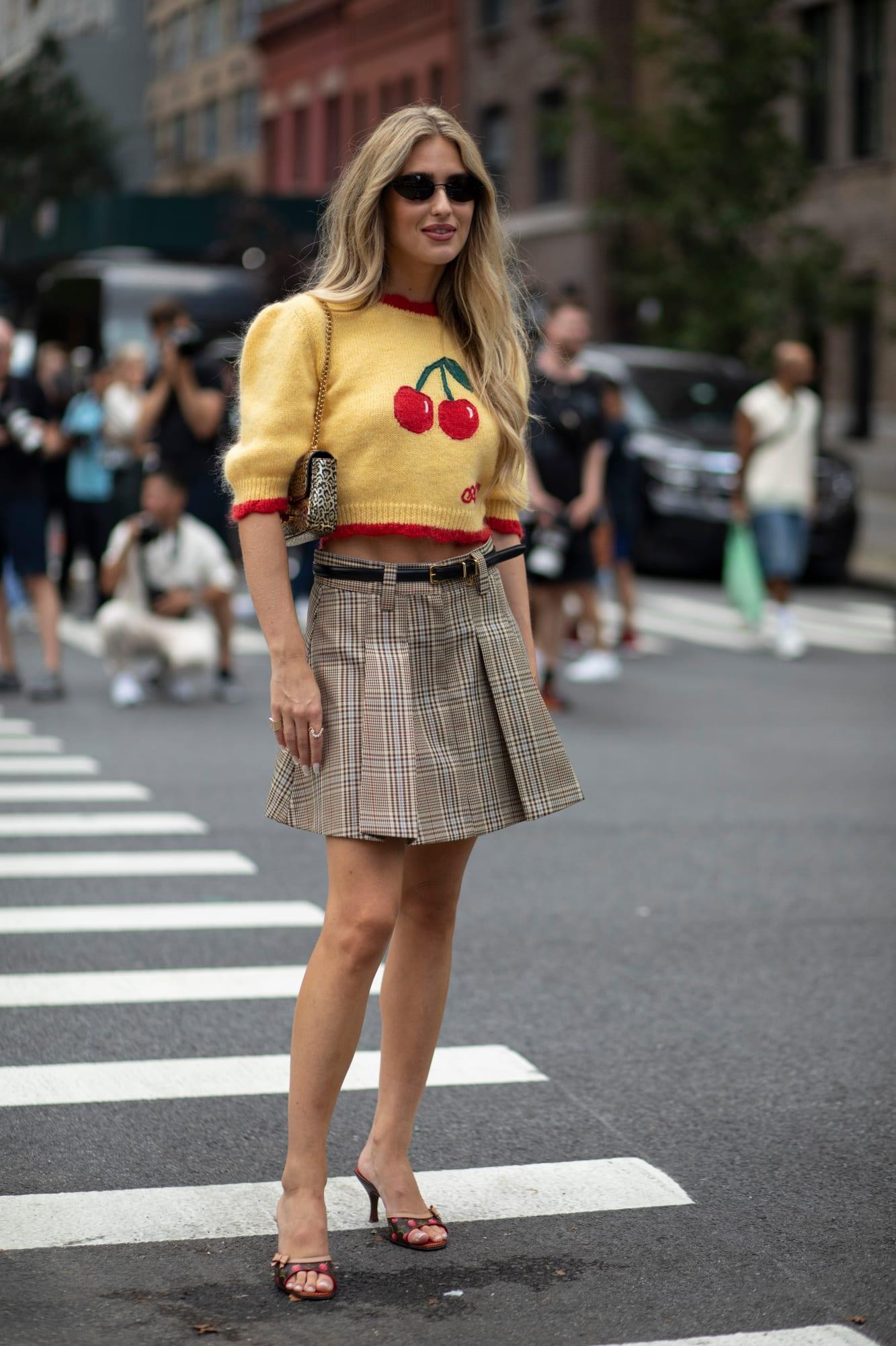 Váy ô kẻ và áo len họa tiết trái cây, kiểu học đường retro điển hình cho bạn một cảm giác vừa hoài cổ vừa mới mẻ.