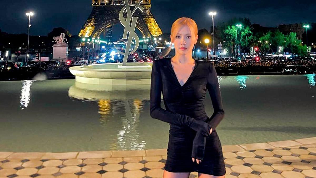 Mặc chiếc Little Black Dress dài tay, cổ chữ V, Rosé thêm phần sắc sảo với đôi giày cao cổ có dây đeo ở mắt cá chân, kiểu tóc đuôi ngựa đặc trưng.