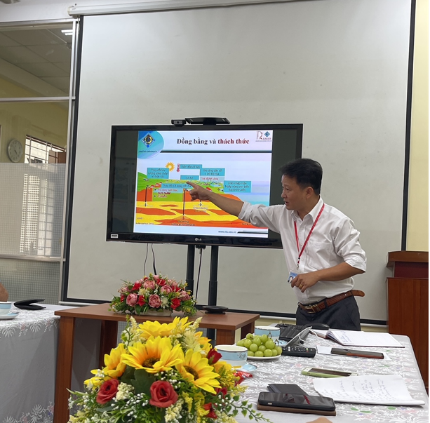 PGS.TS Văn Phạm Đăng Trí trao đổi tại trường Đại Học Cần Thơ.