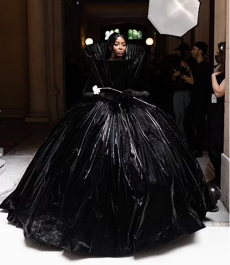 Kinh điển ư? Đã có Naomi Campbell gánh luôn rồi nhé!