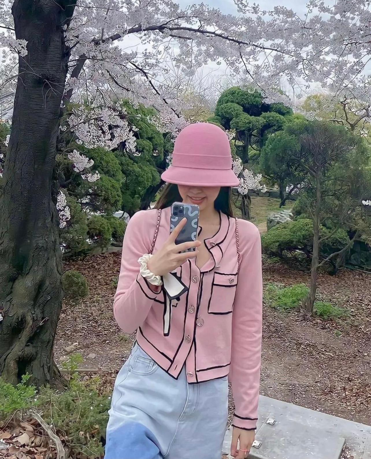 Các idol cũng là con gái như bao người, không thể để tóc dài ngoài trời cả ngày, vướng hoặc nóng thì cột bằng scrunchie, chứ đừng vì tiện mà cả ngày túm tóc lại. Các idol cũng là con gái như bao người, không thể để tóc dài ngoài trời cả ngày, vướng hoặc nóng thì cột bằng scrunchie, chứ đừng vì tiện mà cả ngày túm tóc lại.