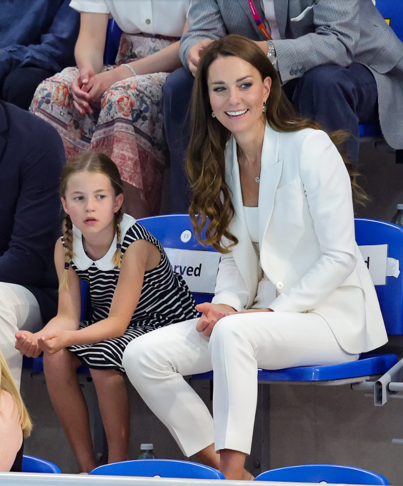 Cách phối trang sức tối giản khiến Kate trông rất hút mà vẫn thanh lịch.