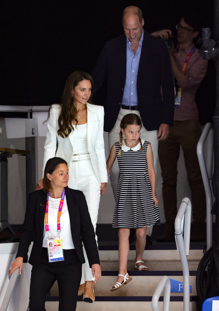 Mặc chiếc khoác Alexander McQueen tới 3 lần nhưng lần này cô phối đồ trendy nhất là nhờ chiếc tank top trắng.