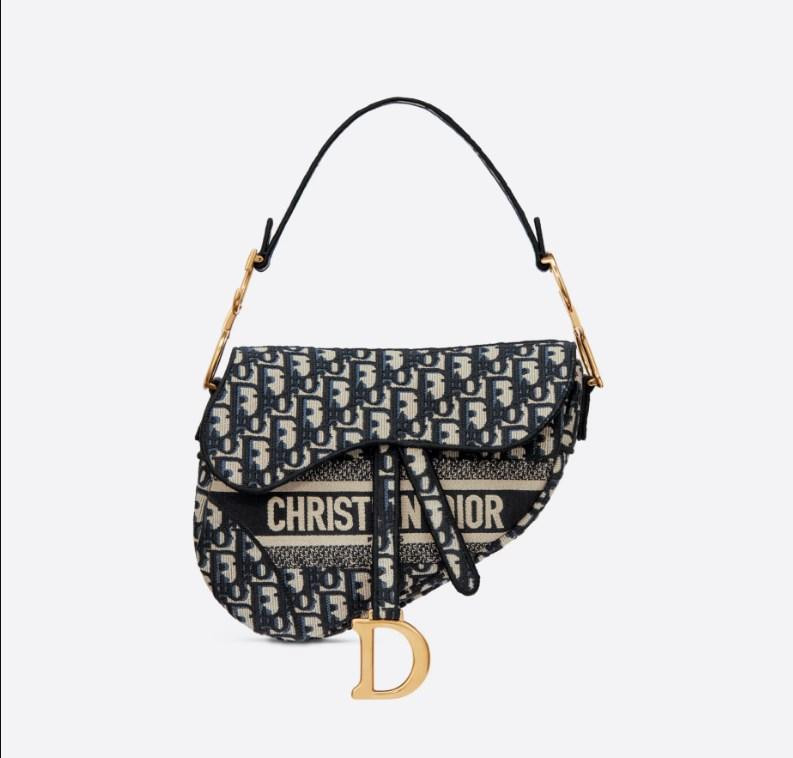 Và phiên bản tái hiện lại của Dior càng làm cho túi vintage tăng giá. Và phiên bản tái hiện lại của Dior càng làm cho túi vintage tăng giá.