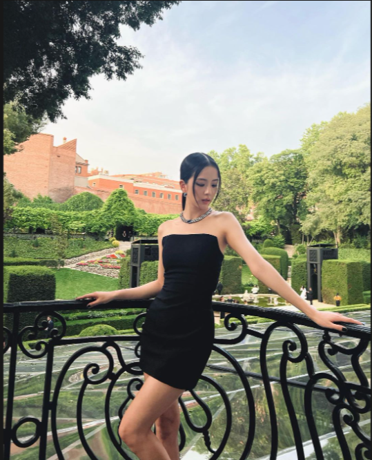 Lần xuất hiện mới nhất cho trang sức Cartier khiến phương Tây ngạc nhiên về sự trẻ trung phá cách nhưng lại vô cùng sang trọng của Jisoo.