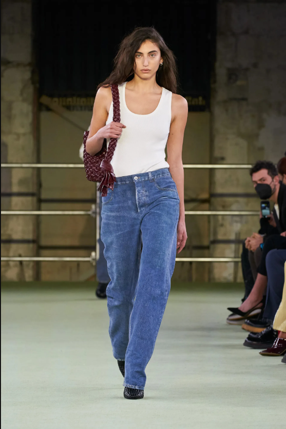 Bottega Veneta thì phối cơ bản nhất với jeans, cực kỳ phong trần.