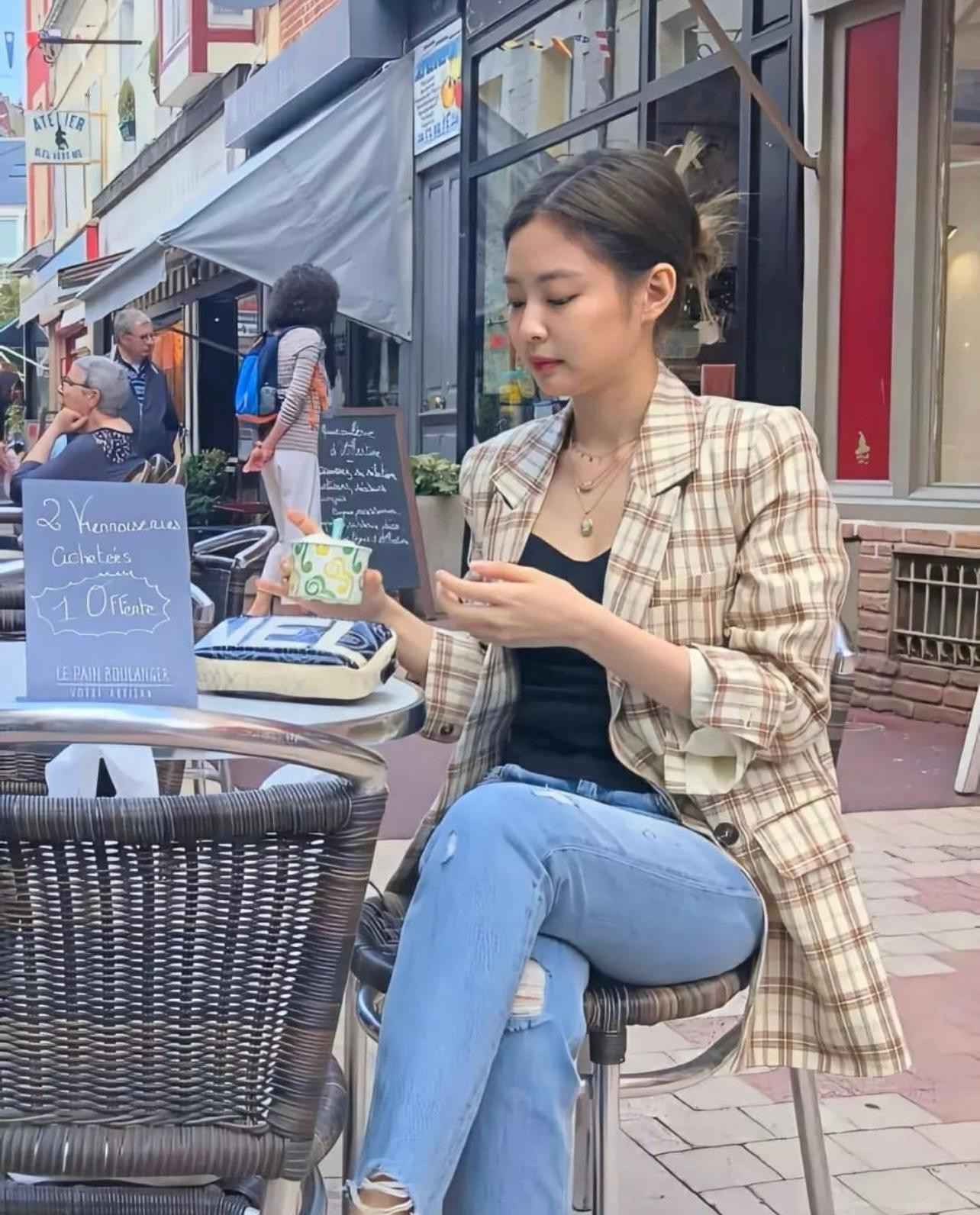 Những lúc ăn uống, một cô nàng thanh lịch không bao giờ để tóc lòa xòa chấm tóc vào đồ ăn hay bay vào miệng. Những lúc ăn uống, một cô nàng thanh lịch không bao giờ để tóc lòa xòa chấm tóc vào đồ ăn hay bay vào miệng.