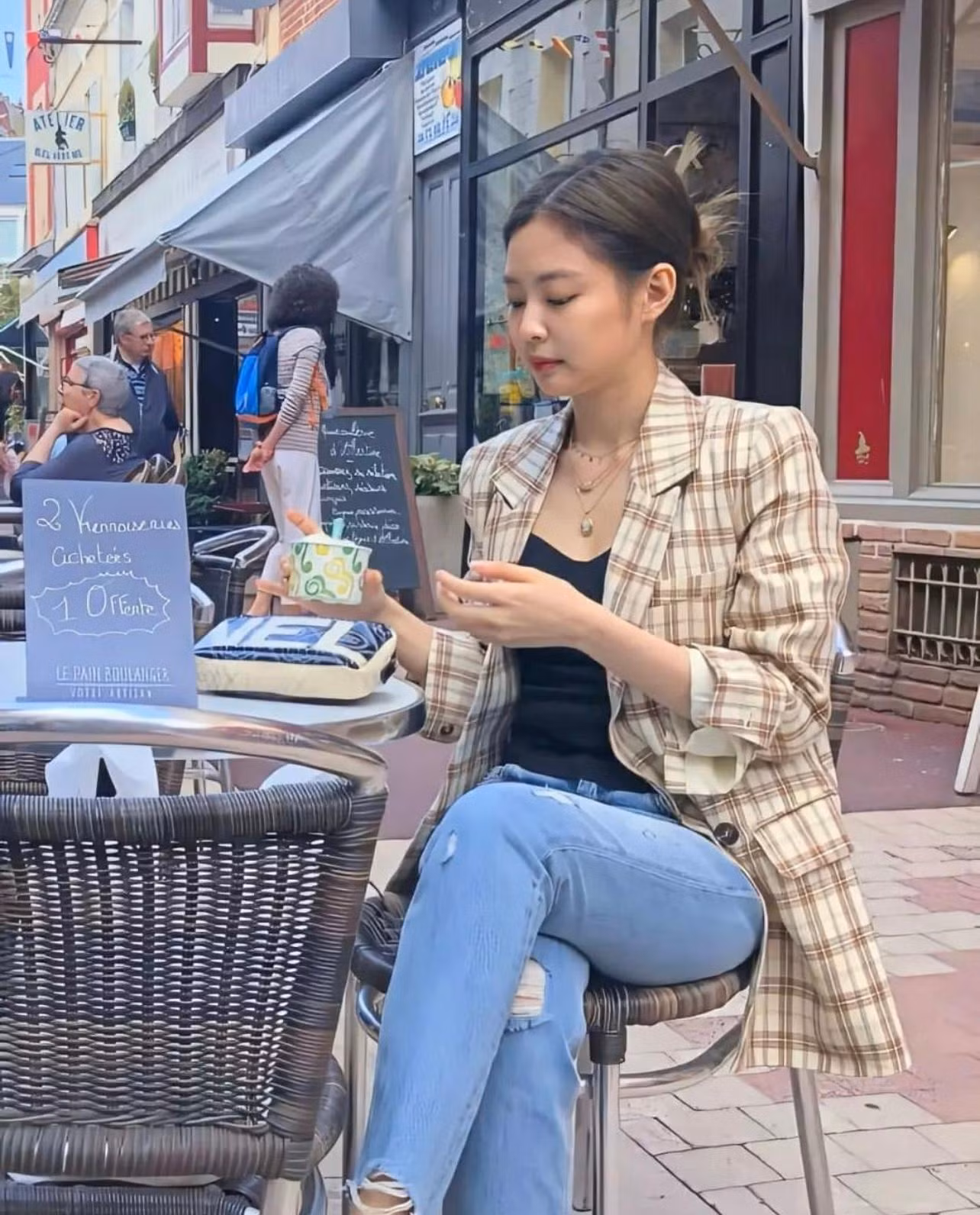 Những lúc ăn uống, một cô nàng thanh lịch không bao giờ để tóc lòa xòa chấm tóc vào đồ ăn hay bay vào miệng.