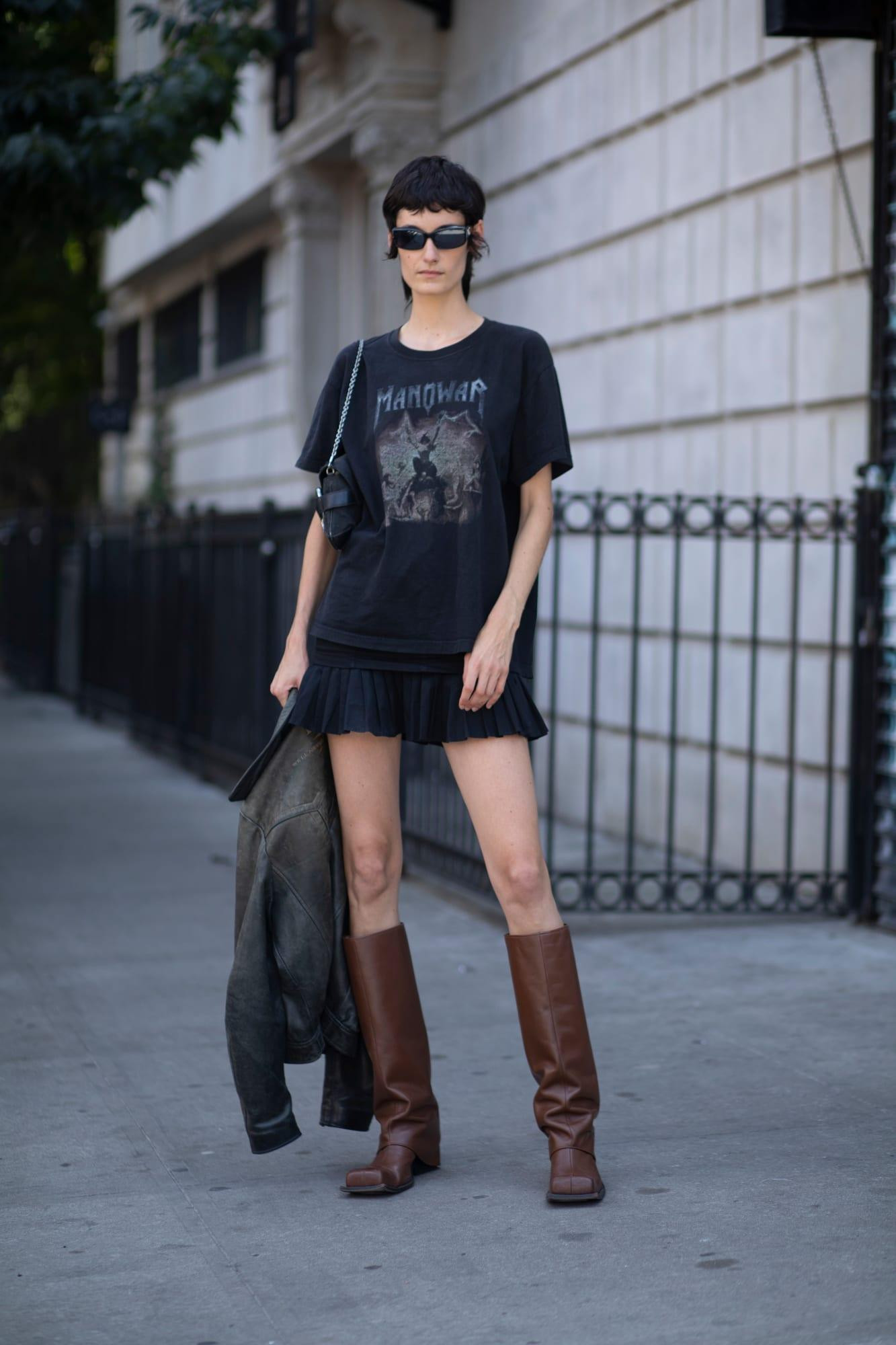 Áo khoác denim, váy tennis và áo phông in hình, set đồ dễ tìm thấy trong bất kỳ tủ đồ nào.