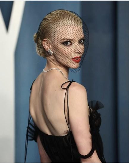 Phụ kiện mạng che mặt và lối make-up cổ điển cực kỳ hợp với Anya, chơi trội không bằng hợp tình hợp lý, Dior vẫn khẳng định đẳng cấp. Phụ kiện mạng che mặt và lối make-up cổ điển cực kỳ hợp với Anya, chơi trội không bằng hợp tình hợp lý, Dior vẫn khẳng định đẳng cấp.