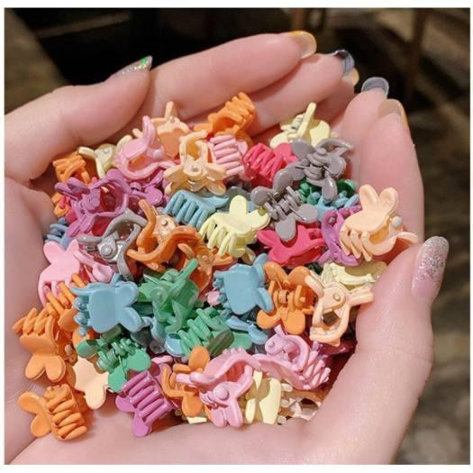 Kẹp tóc càng cua mini cũng có thể giúp bạn tạo kiểu dễ dàng.