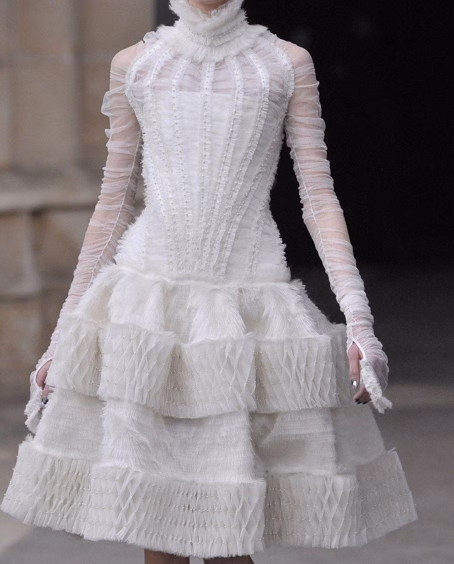 Kỹ thuật may của McQueen được Danny viện dẫn.