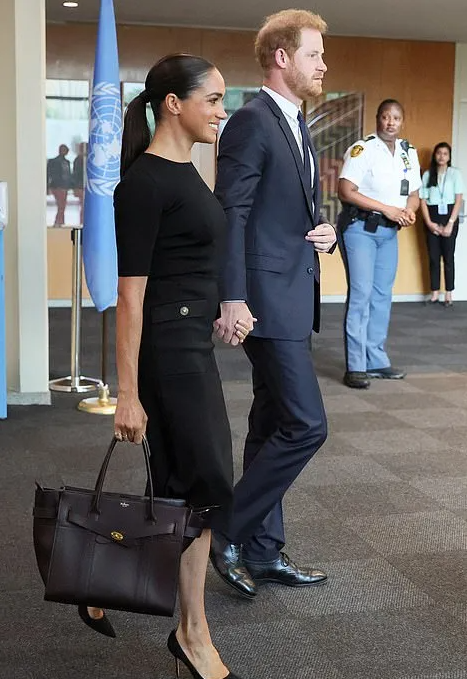 Chiếc túi xách trông hiện đại và trẻ trung lại &quot;đựng được cả thế giới&quot;.