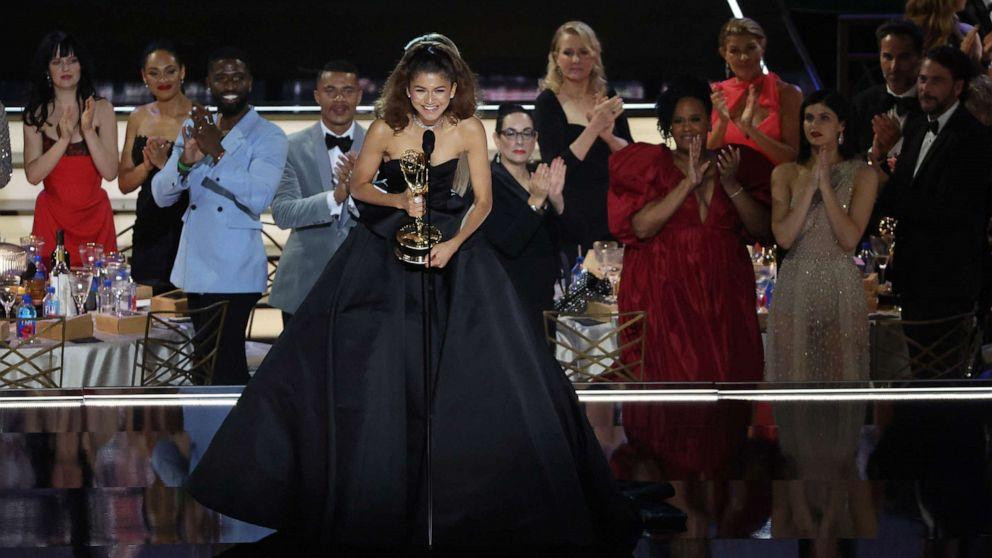 Zendaya còn lập nên kỳ tích mới tại Emmy khi là diễn viên trẻ tuổi nhất 2 lần nhận giải thưởng danh giá này.
