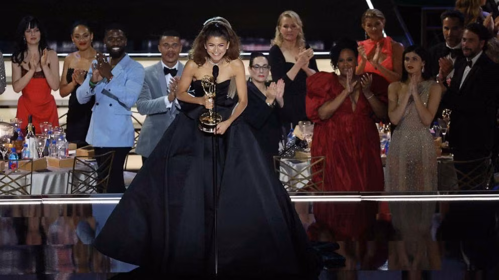 Zendaya còn lập nên kỳ tích mới tại Emmy khi là diễn viên trẻ tuổi nhất 2 lần nhận giải thưởng danh giá này.