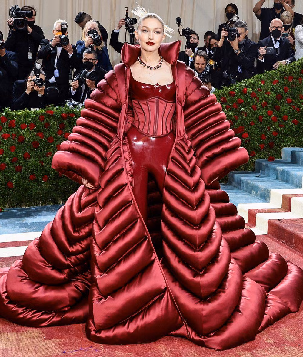 Gigi Hadid lạ và nổi bật trong chừng mực. Gigi Hadid lạ và nổi bật trong chừng mực.
