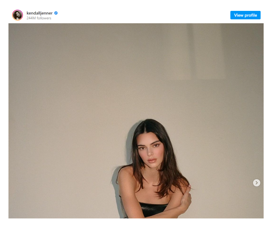 Kendall Jenner xinh đẹp sành điệu thế nhưng vẫn xếp dưới em Kylie và chị Kim. Kendall Jenner xinh đẹp sành điệu thế nhưng vẫn xếp dưới em Kylie và chị Kim.