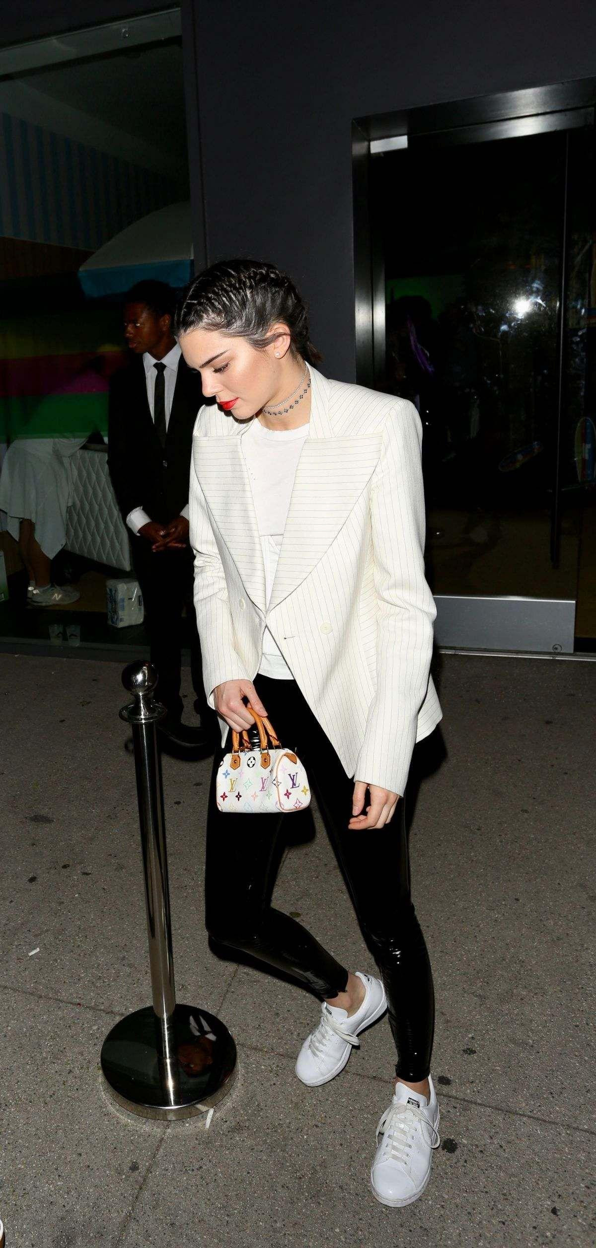 Chiếc túi LV thập niên 90 trên tay Kendal từ đồ second-hand trở thành biểu tượng của mốt thời thượng. Chiếc túi LV thập niên 90 trên tay Kendal từ đồ second-hand trở thành biểu tượng của mốt thời thượng.