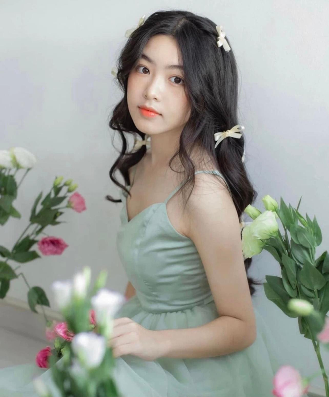 Những thứ quen thuộc như nơ, hoa, váy công chúa nhưng được cảm nhận theo thẩm mỹ của thời đại, bạn sẽ vẫn đẹp thanh thuần mà không hề sến.