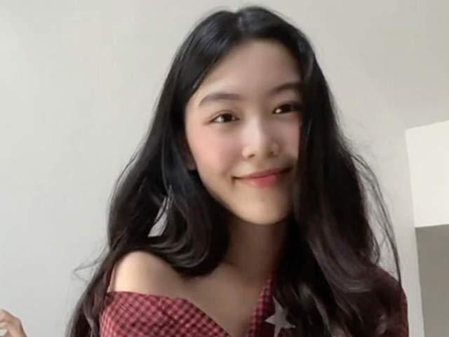 Vẫn sơ mi lệch vai bắt mốt, nhưng mái tóc để tự nhiên, gương mặt mộc mạc khiến Lọ Lem vô cùng cuốn hút, vì hình ảnh toát lên sự tự tin của một cô gái có sở thích riêng.