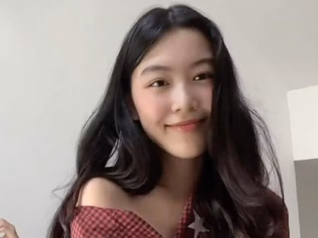 Vẫn sơ mi lệch vai bắt mốt, nhưng mái tóc để tự nhiên, gương mặt mộc mạc khiến Lọ Lem vô cùng cuốn hút, vì hình ảnh toát lên sự tự tin của một cô gái có sở thích riêng.