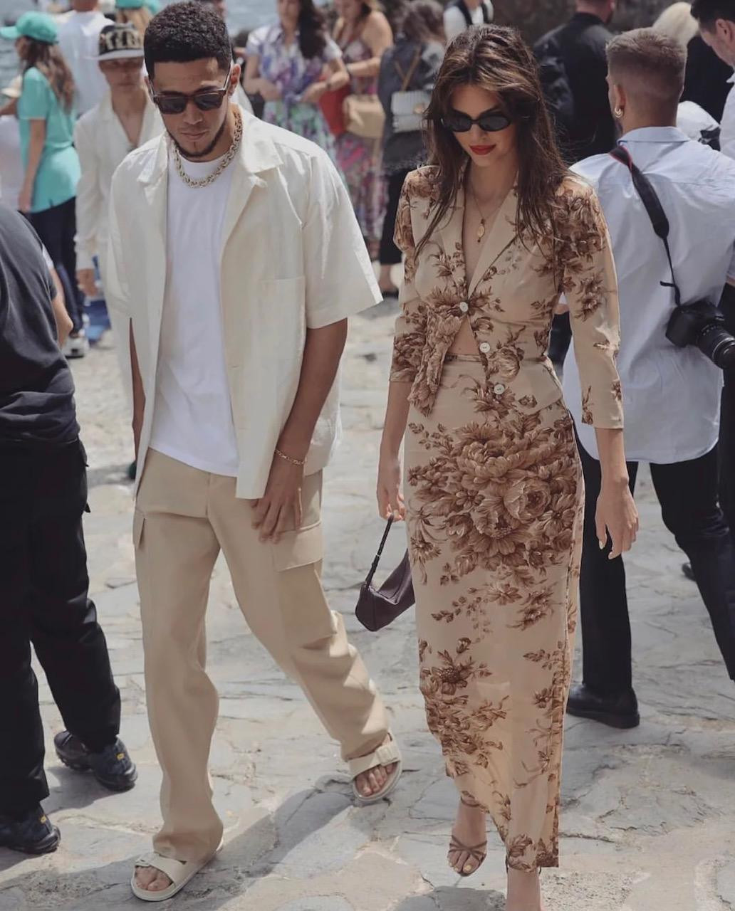 Chiếc đầm Dolce & Gabanna trông như được lôi ra từ tủ quần áo của mẹ. Chiếc đầm Dolce & Gabanna trông như được lôi ra từ tủ quần áo của mẹ.