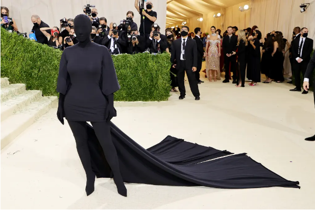 Balenciaga mời Kim là có lý do cả, bộ đồ ở Met Gala khiến nhà mốt tăng 500% sự chú ý.