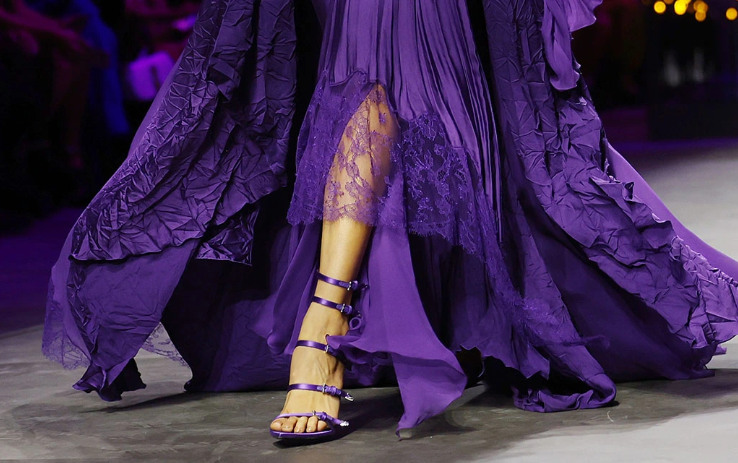 Giày chiến binh tông tím của Bella Hadid cũng rất đặc biệt.