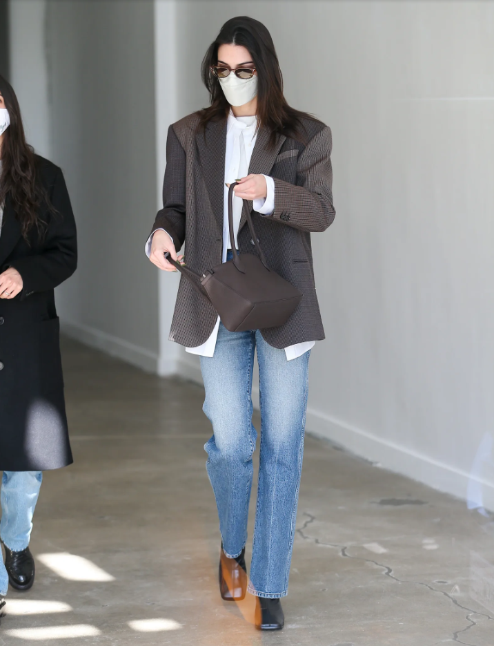 Hãy chú ý những chi tiết rất nhỏ như túi xách và giày. Tưởng rằng nhỏ bé nhưng đây là những món quyết định bộ trang phục trông có thời thượng hay không.