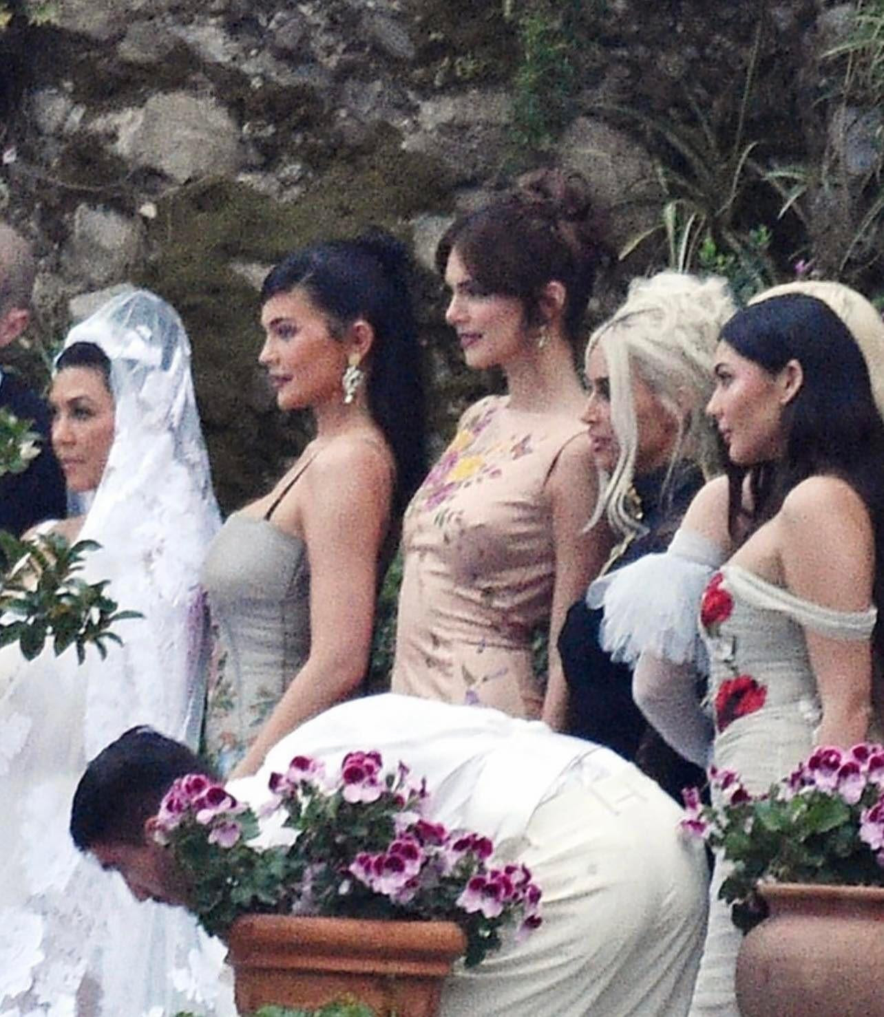 Dàn phù dâu toàn các chị em đình đám. Dàn phù dâu toàn các chị em đình đám.