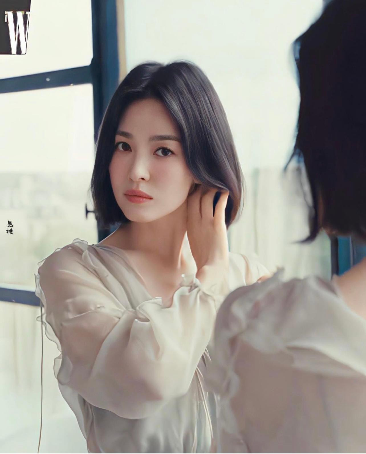 Mái tóc ngắn gọn gàng không chỉ giúp Song Hye Kyo trẻ trung hơn, mà còn để khoảng trống cho cổ, so với tóc dài xoăn dễ khiến người trông lùn đi.